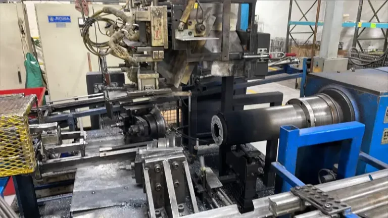 Enbi 集团的摩擦焊接机用于零部件制造中的精密焊接工艺。