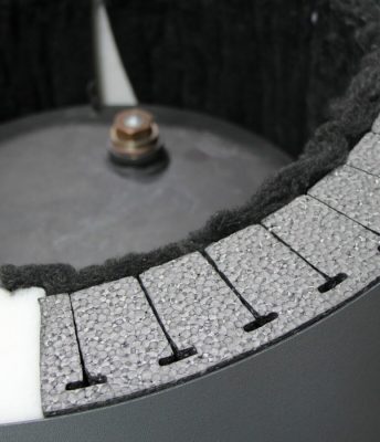 特写:带有泡沫和织物层的工业隔热夹克,旨在保温和保护。